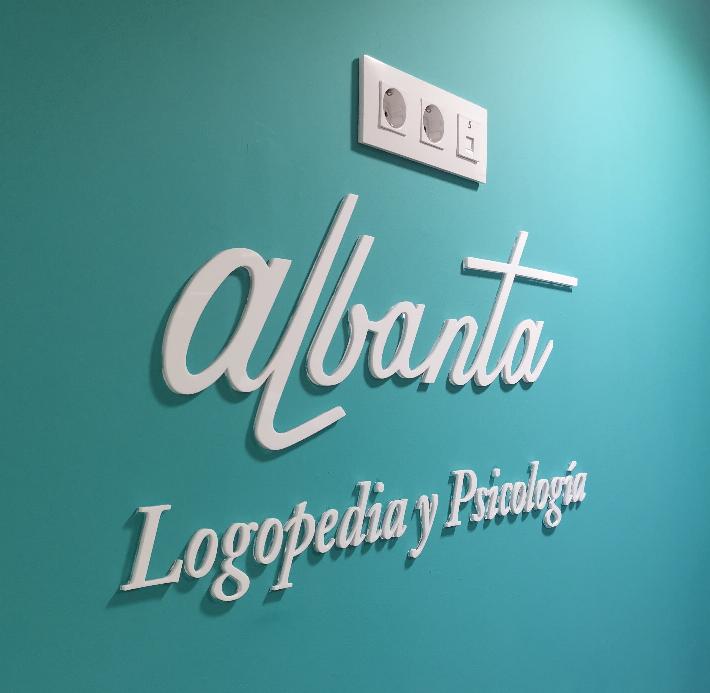 Imagen del logo de albanta en una pared